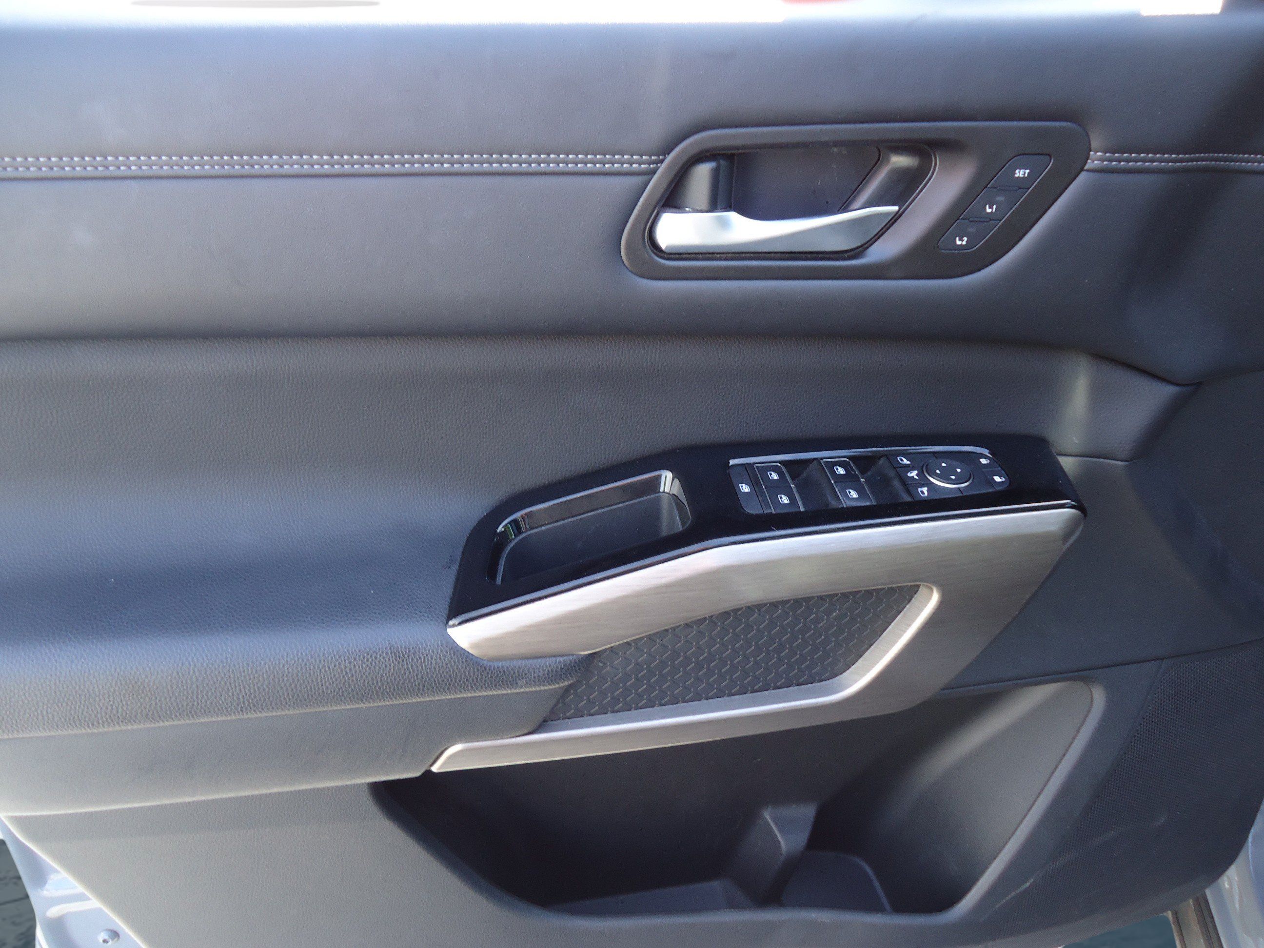 Used 2023 Nissan Pathfinder Platinum AWD/4WD image 25
