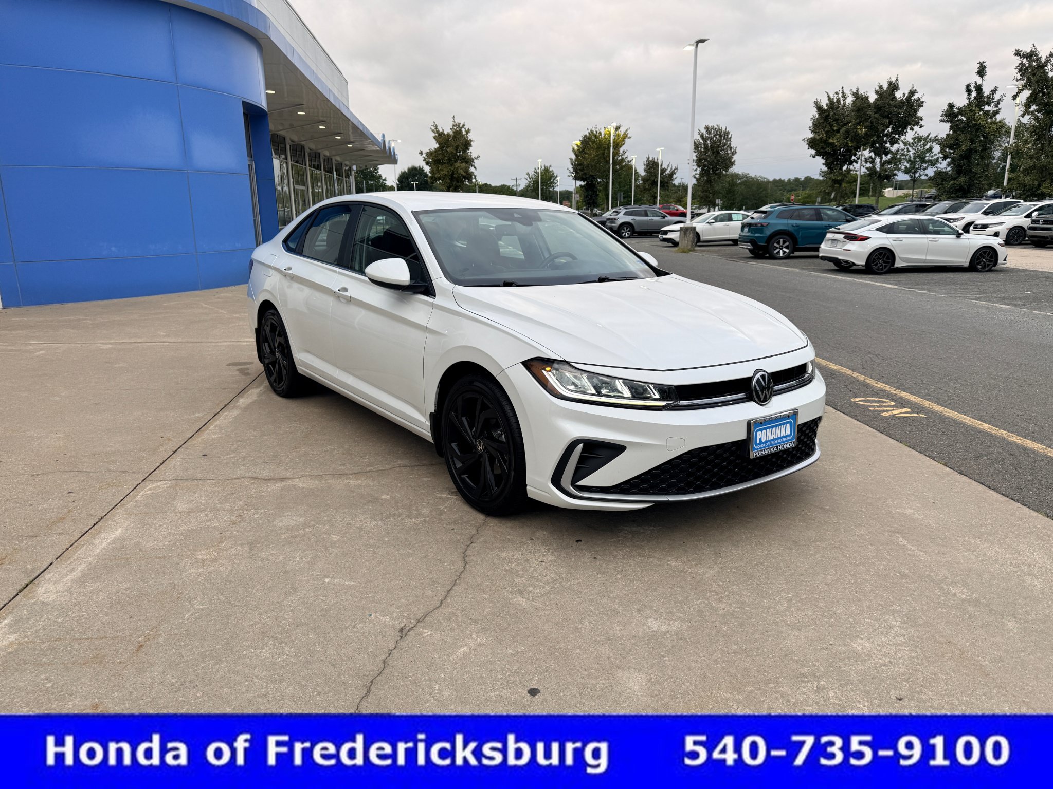 Used 2025 Volkswagen Jetta SE FWD image 8