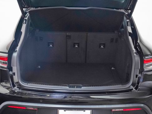 Certified 2025 Porsche Macan image 28