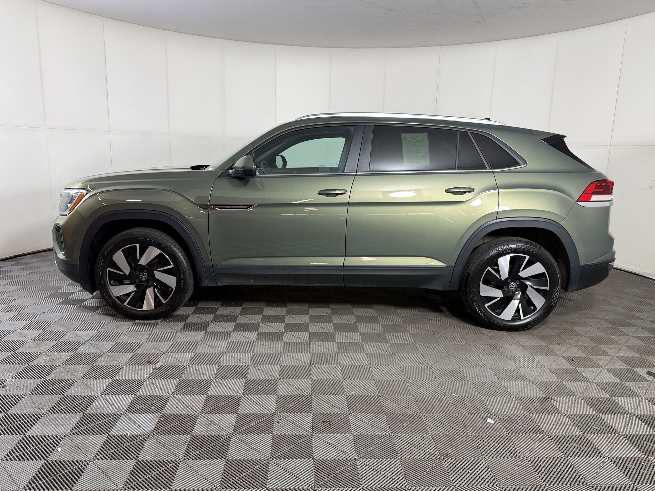 Used 2026 Volkswagen Atlas Cross Sport SE AWD/4WD image 2