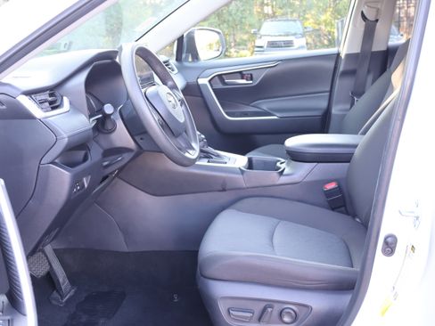 Certified 2025 Toyota RAV4 XLE FWD image 29