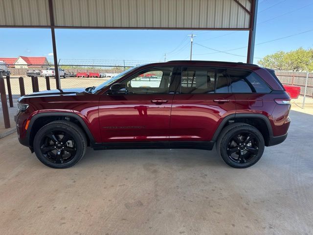 Used 2024 Jeep Grand Cherokee Limited w/ Black Appearance Package AWD/4WD image 4
