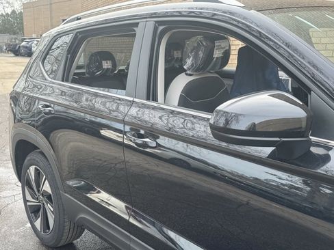 New 2026 Volkswagen Taos SE image 6