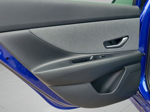 Certified 2025 Hyundai Elantra Limited FWD image 10