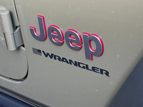 Used 2025 Jeep Wrangler Unlimited Rubicon w/ Convenience Group AWD/4WD image 7