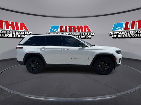 Used 2023 Jeep Grand Cherokee Altitude AWD/4WD image 9
