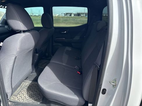 Used 2017 Toyota Tacoma TRD Sport w/ Tow Package (A/T) image 8