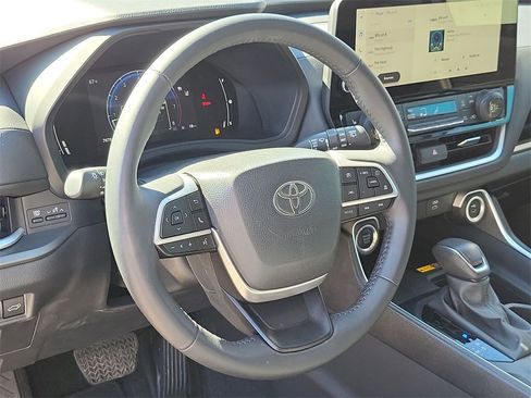Used 2024 Toyota Grand Highlander XLE image 11