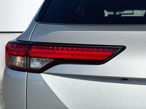 Used 2024 Mitsubishi Outlander SE Black Edition image 10