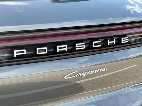 Used 2025 Porsche Cayenne AWD/4WD image 18