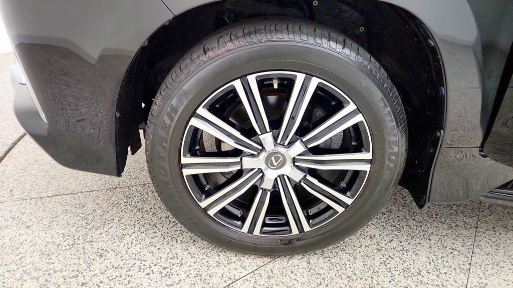 Used 2019 Lexus LX 570 4WD w/ Luxury Package image 9