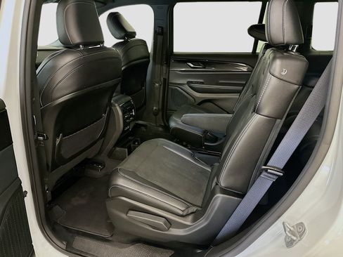 Used 2023 Jeep Grand Cherokee L Laredo image 28