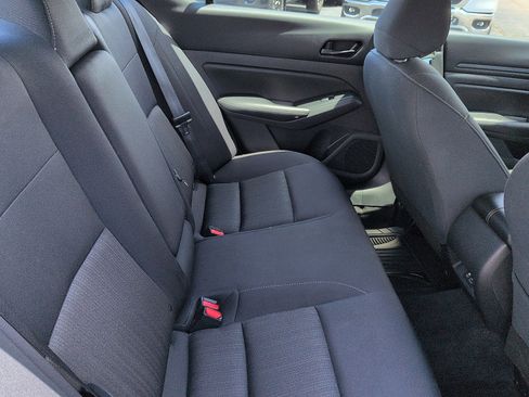 Used 2024 Nissan Altima 2.5 SV FWD image 8