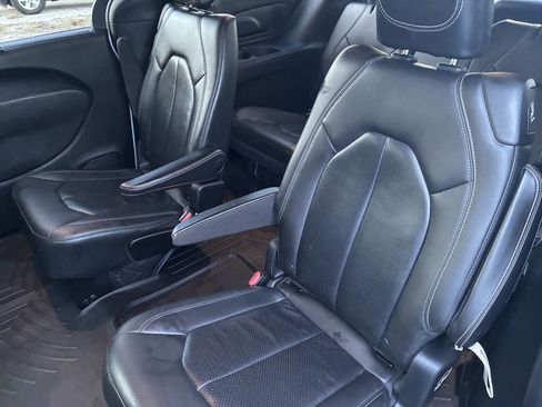 Used 2018 Chrysler Pacifica Touring-L Plus image 17