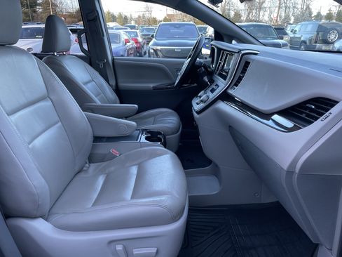 Used 2016 Toyota Sienna XLE image 15