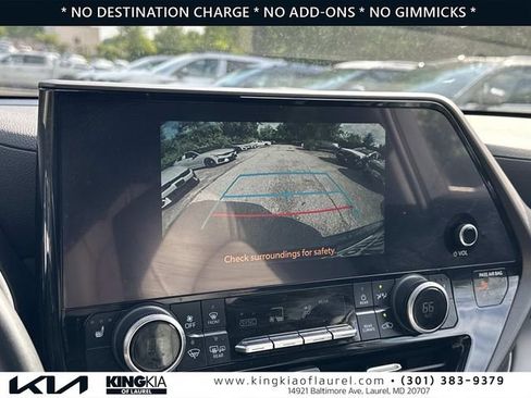 Used 2023 Toyota Highlander XLE AWD/4WD image 4