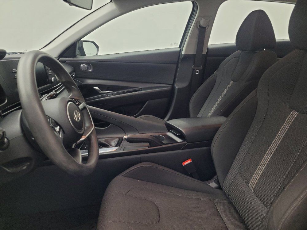 Used 2025 Hyundai Elantra SE FWD image 17