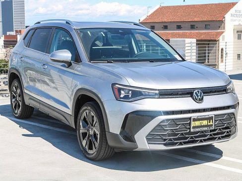 New 2025 Volkswagen Taos SE w/ Panoramic Sunroof Package image 3