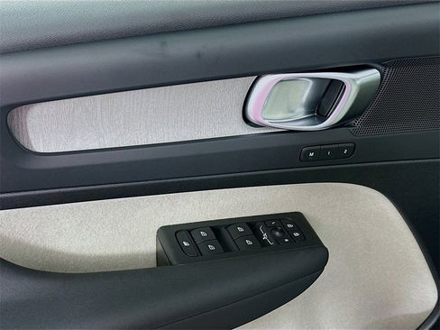 Used 2025 Volvo XC40 B5 Plus w/ Protection Package Premier image 21