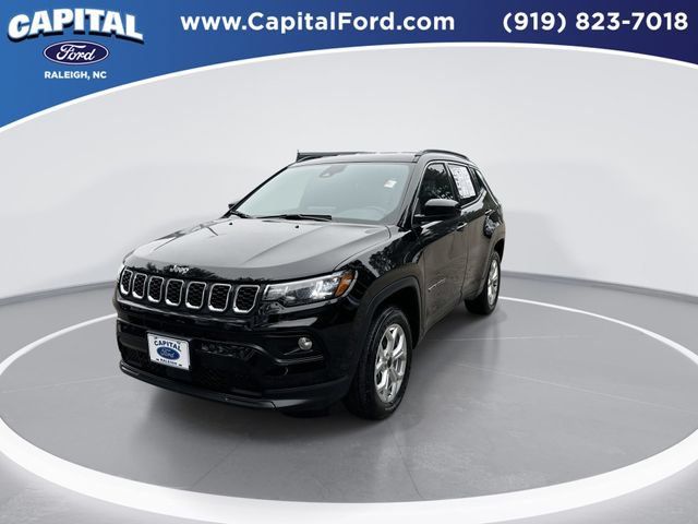 Used 2025 Jeep Compass Latitude AWD/4WD image 4