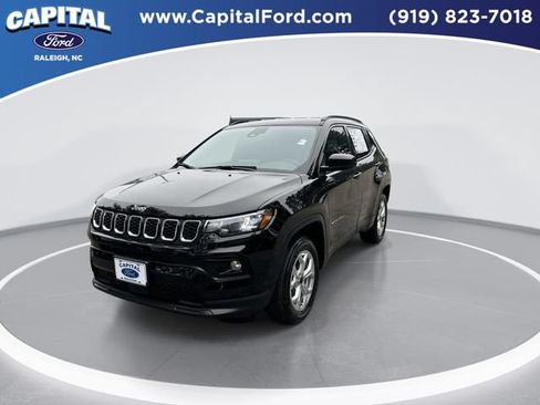 Used 2025 Jeep Compass Latitude AWD/4WD image 4