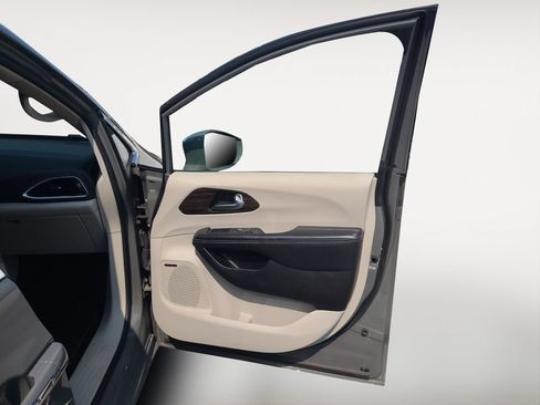 Used 2022 Chrysler Pacifica Limited FWD image 24