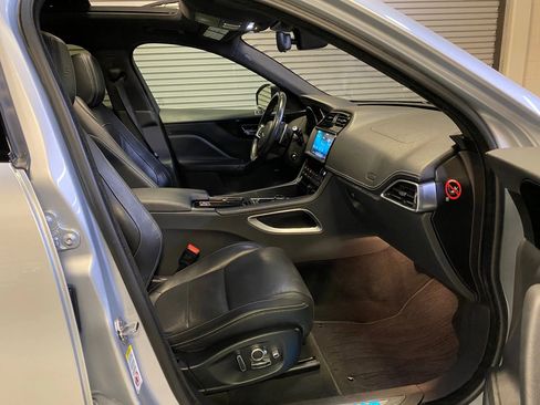 Used 2019 Jaguar F-PACE S image 34
