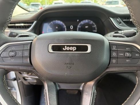Used 2023 Jeep Grand Cherokee Limited w/ Luxury Tech Group II AWD/4WD image 18