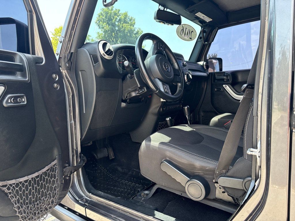 Used 2016 Jeep Wrangler Unlimited Sahara w/ Connectivity Group AWD/4WD image 19