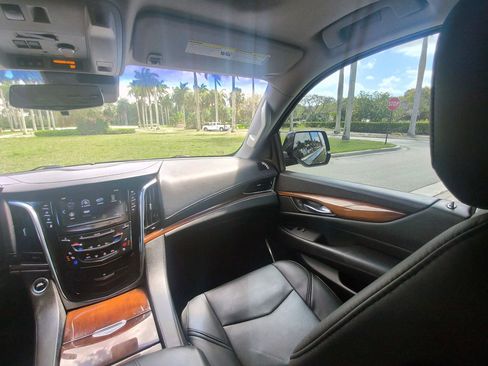 Used 2018 Cadillac Escalade Luxury image 24
