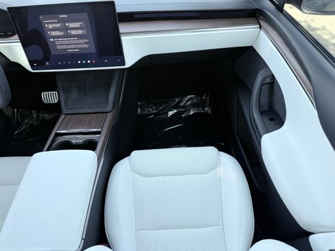 Used 2022 Tesla Model X image 57