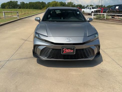 Used 2025 Toyota Camry SE image 3