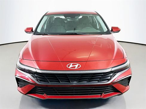 Used 2024 Hyundai Elantra SEL image 2