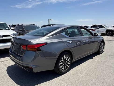 Used 2025 Nissan Altima 2.5 SV FWD image 2