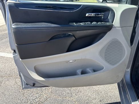 Used 2019 Dodge Grand Caravan SXT image 11