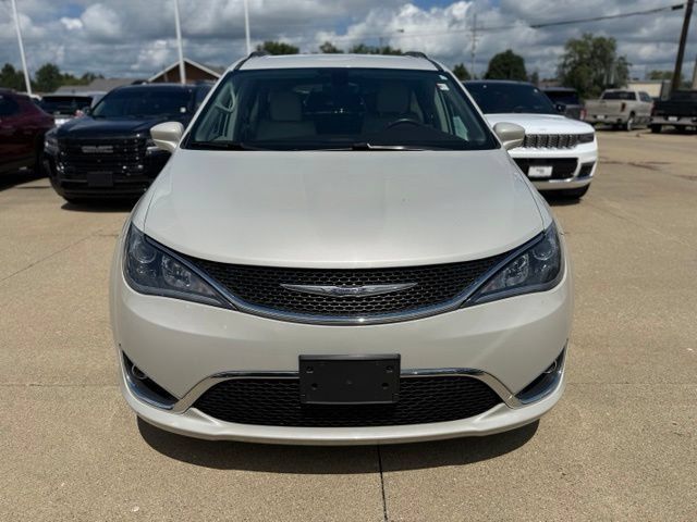Used 2017 Chrysler Pacifica Touring-L FWD image 2