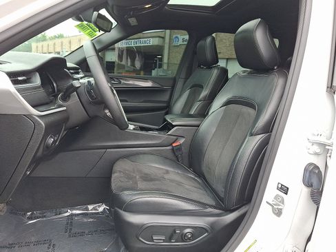 Used 2023 Jeep Grand Cherokee Altitude image 14