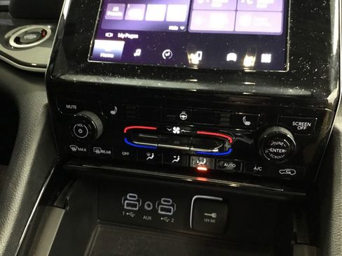 Used 2023 Jeep Grand Cherokee L Laredo image 25