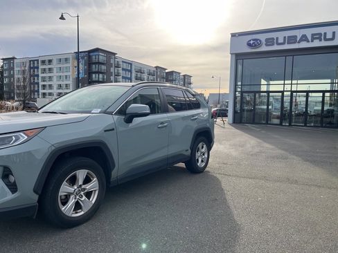 Used 2020 Toyota RAV4 XLE image 3
