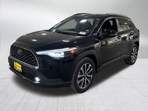 Used 2025 Toyota Corolla Cross XLE image 3