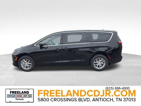 New 2027 Chrysler Pacifica Select FWD image 6