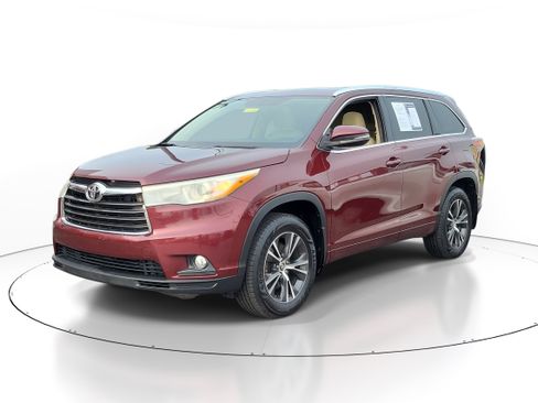 Used 2016 Toyota Highlander XLE AWD/4WD image 2