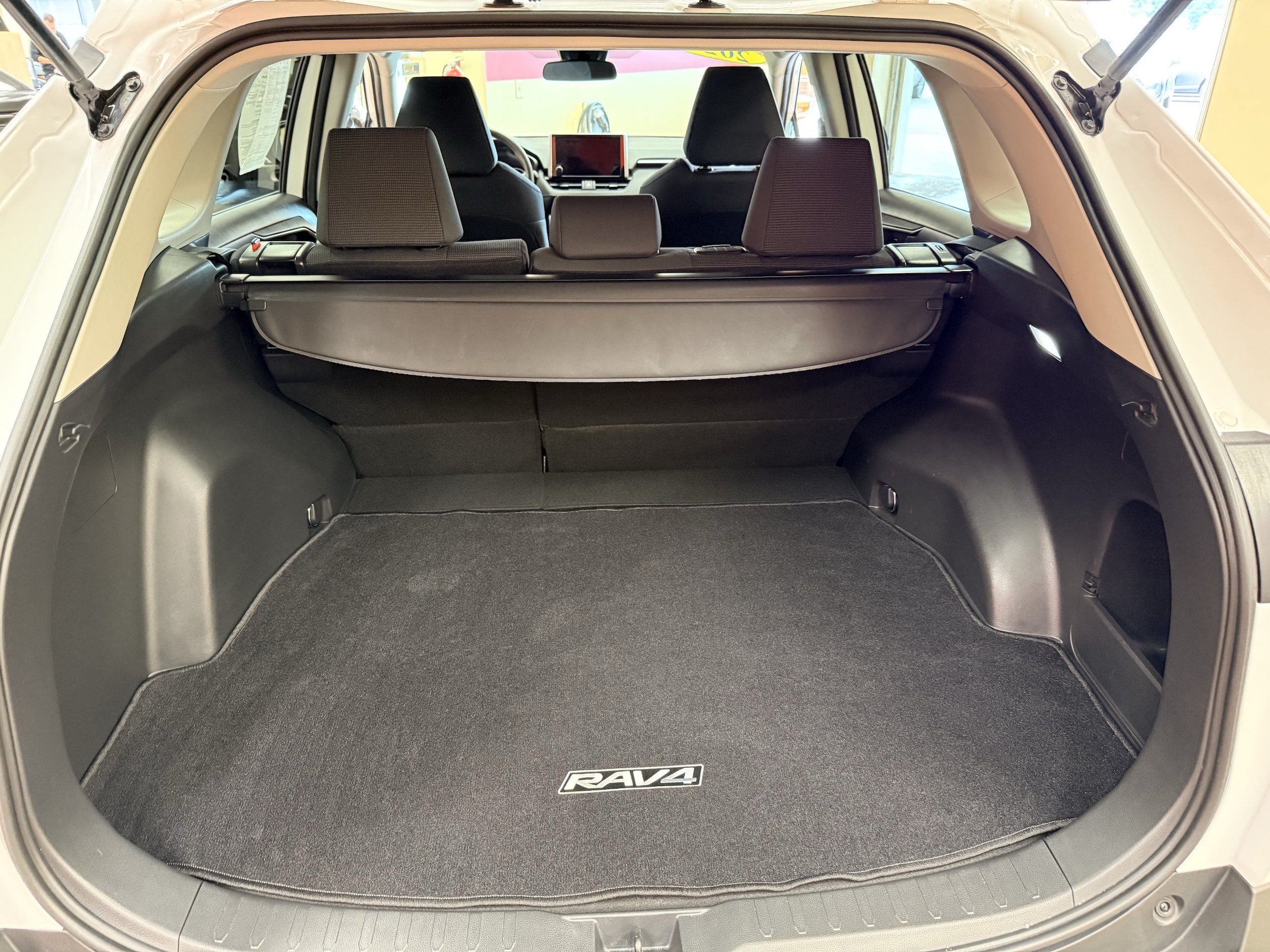Used 2024 Toyota RAV4 LE AWD/4WD image 33