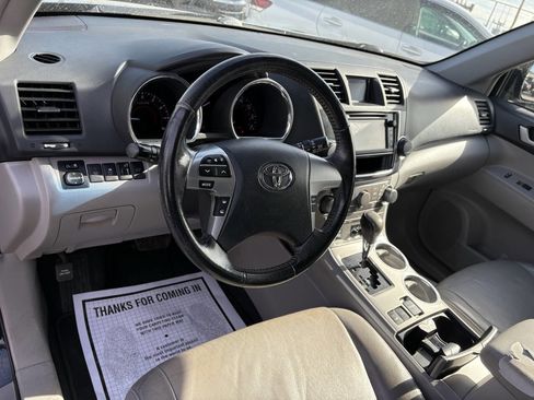 Used 2013 Toyota Highlander SE image 23