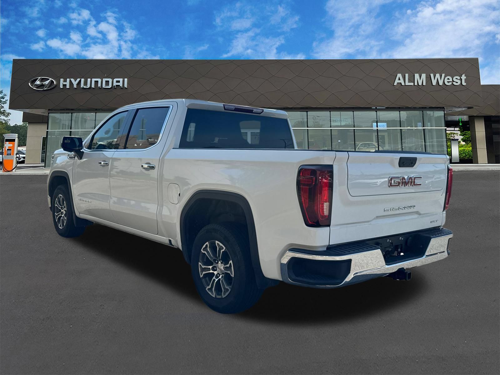 Used 2025 GMC Sierra 1500 SLT RWD image 7
