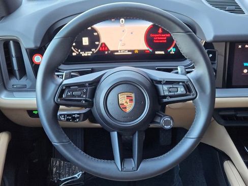 Used 2025 Porsche Cayenne image 17