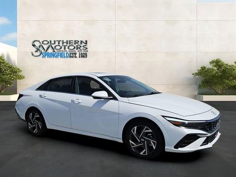 Used 2025 Hyundai Elantra SEL FWD image 7
