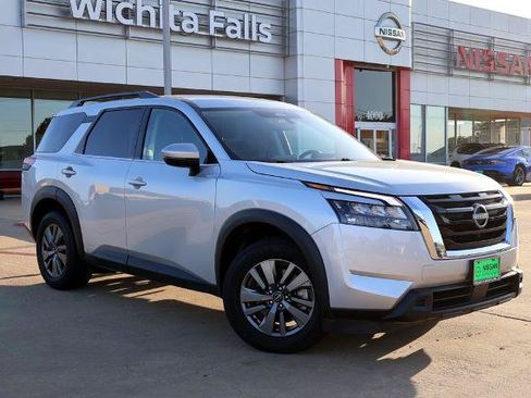 Certified 2025 Nissan Pathfinder SV FWD image 1