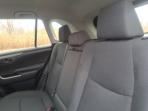 Used 2021 Toyota RAV4 LE image 7