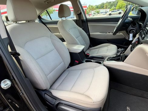 Used 2018 Hyundai Elantra SE w/ Cargo Package FWD image 28